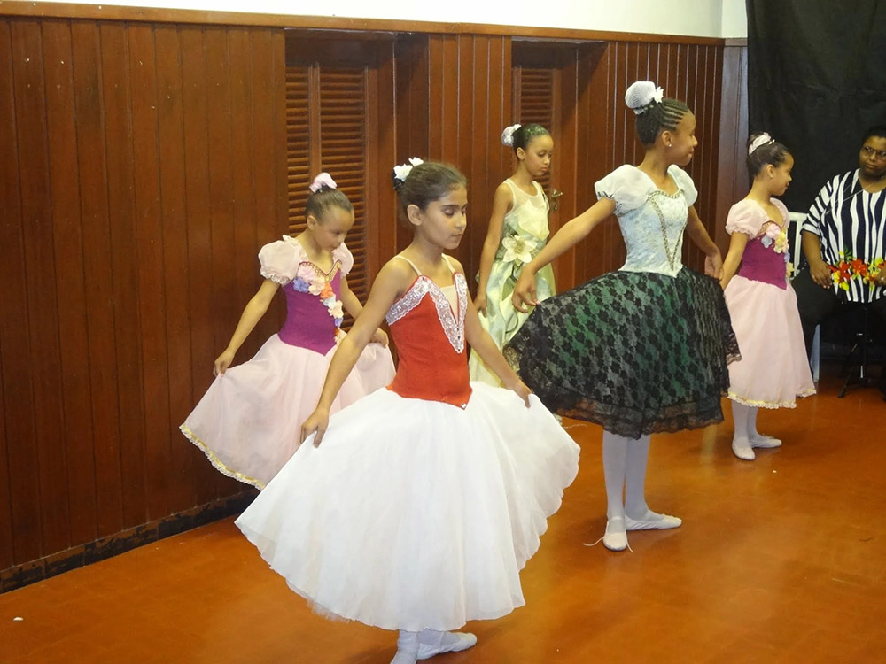 Instituto Cuida de Mim - Apresentação dos alunos de música e ballet - 2014